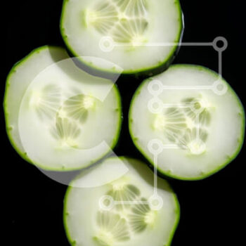 Intra Συλλεκτικό Ξύλινο Παζλ Plywood  4mm - Φρέσκες φέτες αγγουριού σε μαύρο φόντο Σε Ξύλινο Κουτί - Διαστάσεις: 10x10 cm – 25 κομμάτια - Image 1