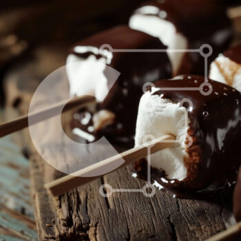 Intra Συλλεκτικό Ξύλινο Παζλ Plywood  4mm - Marshmallows και φιστίκια καλυμμένα με σοκολάτα σε ένα ξύλινο τραπέζι Σε Ξύλινο Κουτί - Διαστάσεις: 10x10 cm – 25 κομμάτια - Image 1