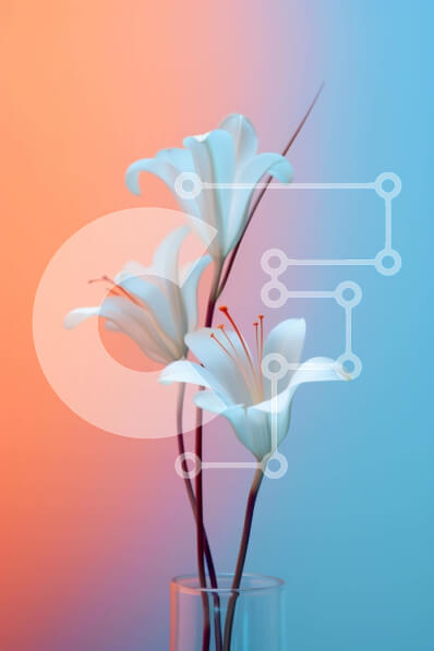 Intra Συλλεκτικό Ξύλινο Παζλ Plywood  4mm - Τρία λευκά κρίνα σε ένα διαυγές βάζο σε μπλε και πορτοκαλί φόντο Σε Ξύλινο Κουτί - Διαστάσεις: 10x10 cm – 25 κομμάτια