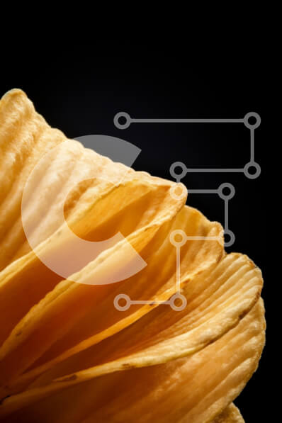 Intra Συλλεκτικό Ξύλινο Παζλ Plywood  4mm - Κοντινό πλάνο με τραγανά πατατάκια σε μαύρο φόντο Σε Ξύλινο Κουτί - Διαστάσεις: 10x10 cm – 25 κομμάτια