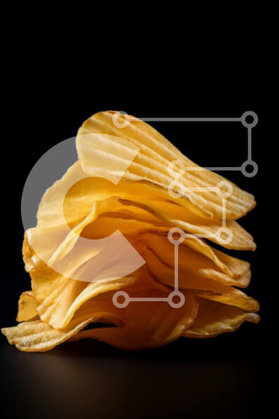 Intra Συλλεκτικό Ξύλινο Παζλ Plywood  4mm - Στοίβα από πατατάκια σε μαύρο φόντο Σε Ξύλινο Κουτί - Διαστάσεις: 10x10 cm – 25 κομμάτια