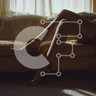 Intra Συλλεκτικό Ξύλινο Παζλ Plywood  4mm - Κομψά πόδια με χρυσά ψηλοτάκουνα στον καναπέ Σε Ξύλινο Κουτί - Διαστάσεις: 10x10 cm – 25 κομμάτια - Image 1