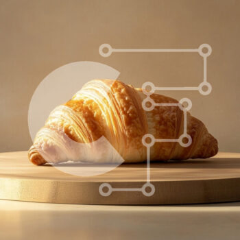 Intra Συλλεκτικό Ξύλινο Παζλ Plywood  4mm - Φρεσκοψημένο κρουασάν σε ξύλινη επιφάνεια Σε Ξύλινο Κουτί - Διαστάσεις: 10x10 cm – 25 κομμάτια - Image 1