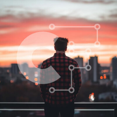 Intra Συλλεκτικό Ξύλινο Παζλ Plywood 4mm - Νεαρός άνδρας που παρακολουθεί το ηλιοβασίλεμα πέρα από τον ορίζοντα της πόλης Σε Ξύλινο Κουτί - Διαστάσεις: 10x10 cm – 25 κομμάτια - Image 1