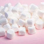 Intra Συλλεκτικό Ξύλινο Παζλ Plywood  4mm – Αφράτα Marshmallows σε ροζ φόντο Σε Ξύλινο Κουτί – Διαστάσεις: 10×10 cm – 25 κομμάτια