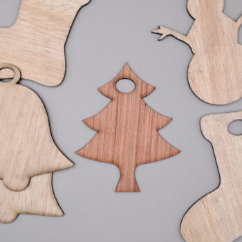 Intra απο ξύλο plywood 3mm-4mm πάχος - Ξύλινο στολίδι σε σχήμα χριστουγεννιάτικου δέντρου Δίασταση 10x10 cm Intraeaxys-lopqr367 - Image 1