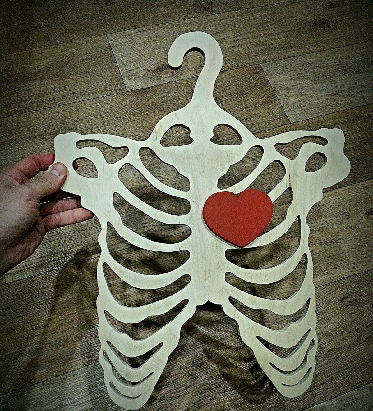 Intra απο ξύλο plywood 3mm-4mm πάχος - Κρεμάστρα σκελετών Κρεμάστρα ρούχων Δίασταση 30x30 cm Intraeaxys-pok344j7