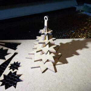 Intra απο ξύλο plywood 3mm-4mm πάχος - Στολίδι σε σχήμα δέντρου για χριστουγεννιάτικο δέντρο Δίασταση 10x10 cm Intraeaxys-eo0q2w31