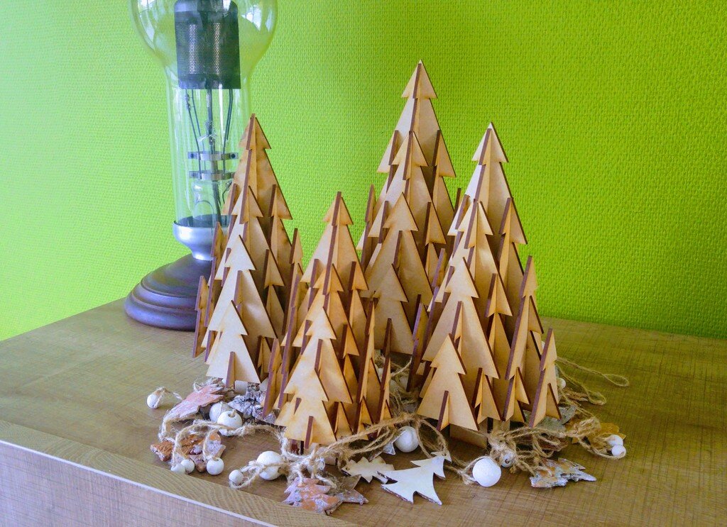 Intra απο ξύλο plywood 3mm-4mm πάχος - Επιτραπέζιο Χριστουγεννιάτικο Δέντρο 3mm Δίασταση 30x30 cm Intraeaxys-075yg0mo