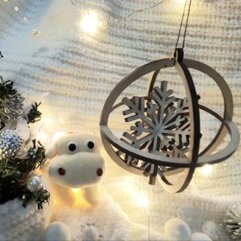 Intra απο ξύλο plywood 3mm-4mm πάχος - Χριστουγεννιάτικο Κρεμαστό στολίδι με μπάλα χιονιού Δίασταση 10x10 cm Intraeaxys-6o3y3p37 - Image 1