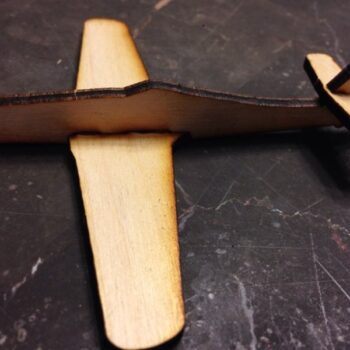 Intra απο ξύλο plywood 3mm-4mm πάχος - Απλό παιχνίδι αεροσκάφος Δίασταση 30x30 cm Intraeaxys-eo4qv9w7 - Image 1