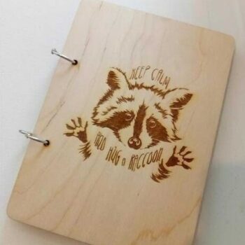 Intra απο ξύλο plywood 3mm-4mm πάχος - Ρακούν χάραξης λέιζερ σε σημειωματάριο Δίασταση 30x30 cm Intraeaxys-r1z26yw1 - Image 1