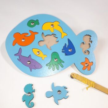 Intra απο ξύλο plywood 3mm-4mm πάχος - Ξύλινο παζλ με μανταλάκια ψαριών Εκπαιδευτικό παιχνίδι με μανταλάκια με θαλάσσια πλάσματα Δίασταση 30x30 cm Intraeaxys-p7ymeyp7 - Image 1