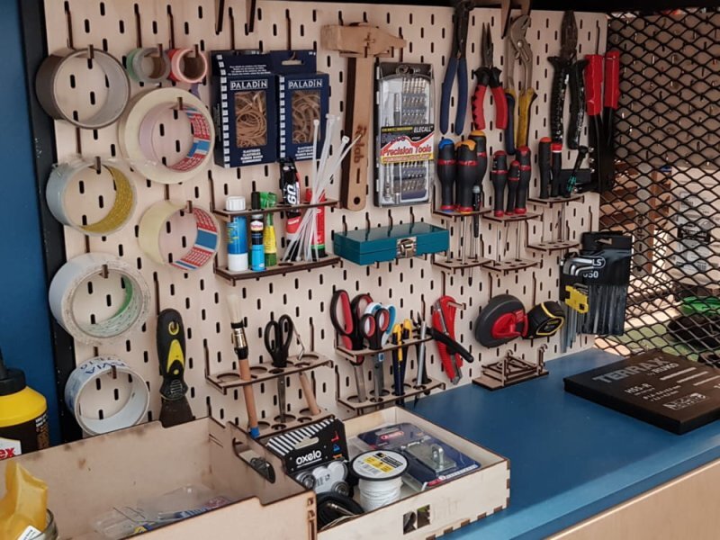 Intra απο ξύλο plywood 3mm-4mm πάχος - Γάντζοι καρφωτών Ikea Skadis Δίασταση 30x30 cm Intraeaxys-51r8q5r7