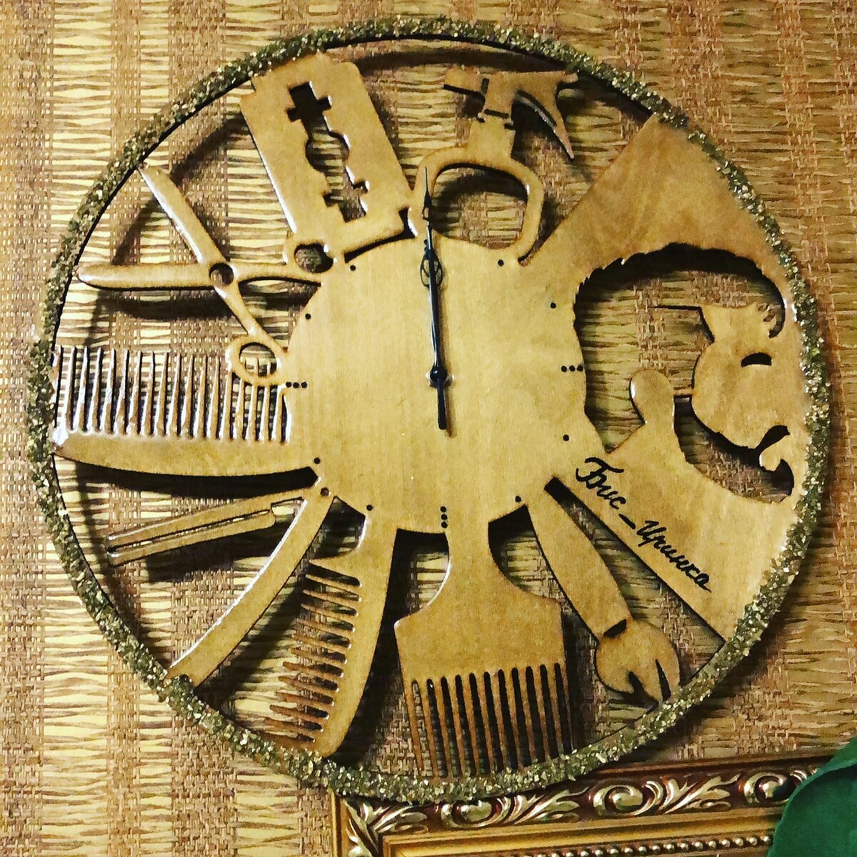 Intra απο ξύλο plywood 3mm-4mm πάχος - Ρολόι τοίχου κομμωτηρίου Δίασταση 30x30 cm Intraeaxys-r1z2w821