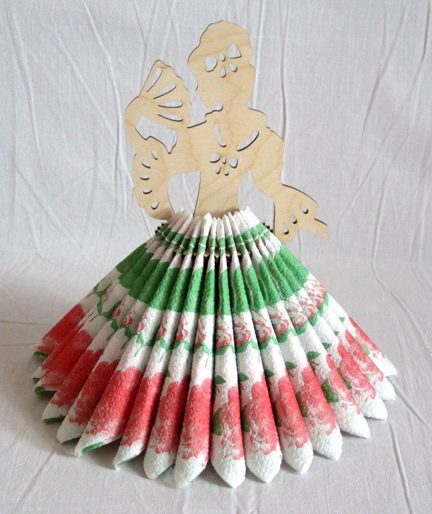 Intra απο ξύλο plywood 3mm-4mm πάχος - Κυρία με θήκη χαρτοπετσέτας βεντάλια Δίασταση 30x30 cm Intraeaxys-r7vmr2k7