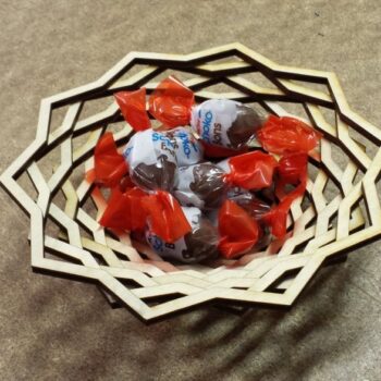 Intra απο ξύλο plywood 3mm-4mm πάχος - Καλάθι με καραμέλα Δίασταση 30x30 cm Intraeaxys-e1g539yo - Image 1