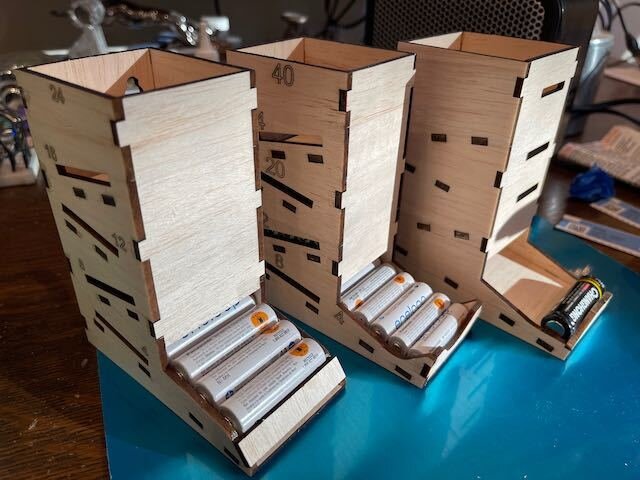 Intra απο ξύλο plywood 3mm-4mm πάχος - Διανομέας μπαταριών DIY Δίασταση 30x30 cm Intraeaxys-joedj081