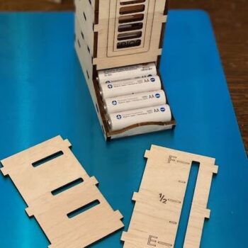 Intra απο ξύλο plywood 3mm-4mm πάχος - Διανομέας μπαταριών AA & AAA Δίασταση 30x30 cm Intraeaxys-ro6ygm37 - Image 3