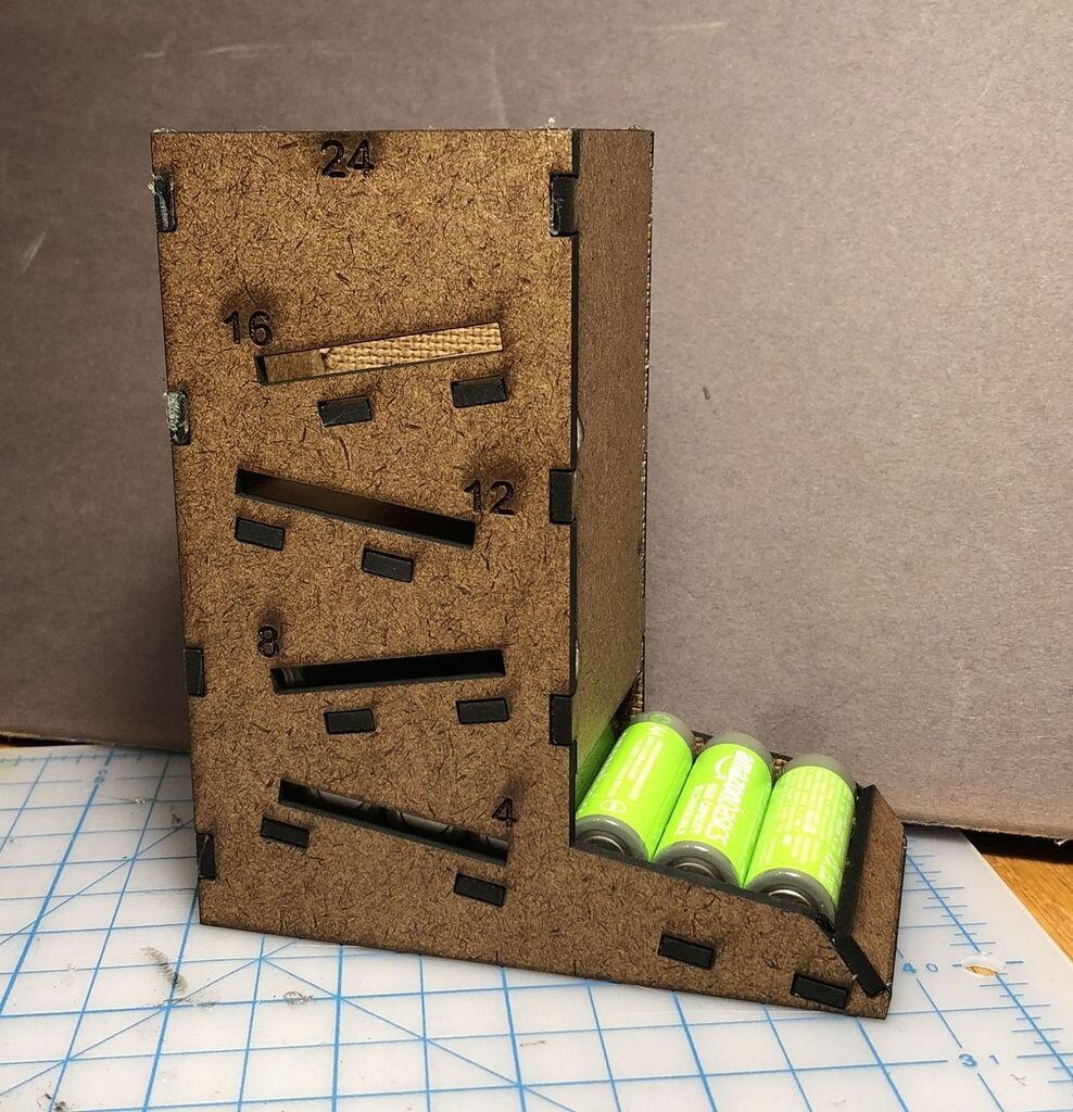 Intra απο ξύλο plywood 3mm-4mm πάχος - Υποδοχές μπαταριών ΑΑ και ΑΑΑ Δίασταση 30x30 cm Intraeaxys-078yge5o