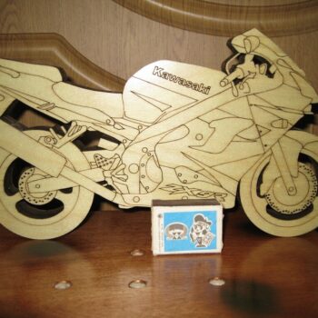 Intra απο ξύλο plywood 3mm-4mm πάχος - Χαραγμένη μοτοσυκλέτα Kawasaki Δίασταση 30x30 cm Intraeaxys-yon0vjy7 - Image 1