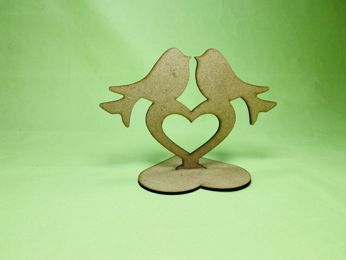 Intra απο ξύλο plywood 3mm-4mm πάχος - Love Birds On Heart Stand Δίασταση 30x30 cm Intraeaxys-r7vm3d27