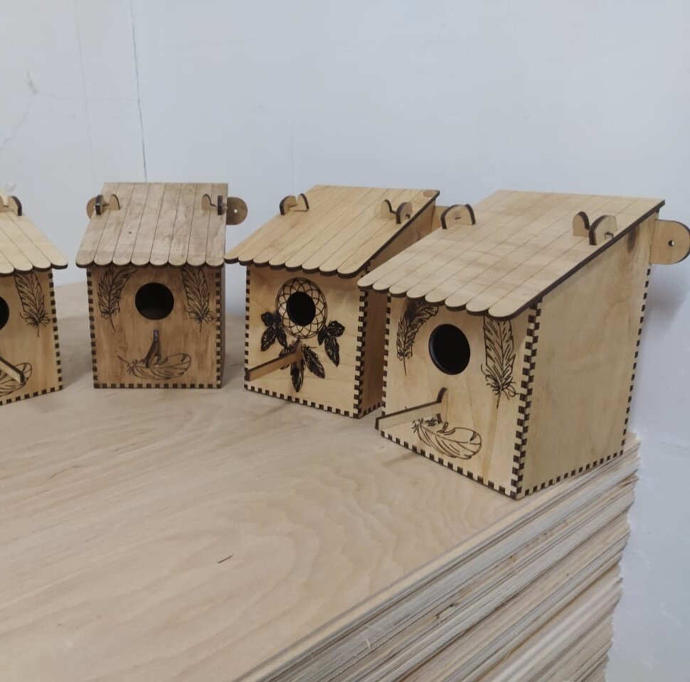 Intra απο ξύλο plywood 3mm-4mm πάχος - Ξύλινος τροφοδότης πουλιών για τοποθέτηση στον τοίχο Δίασταση 30x30 cm Intraeaxys-joed8451