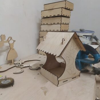 Intra απο ξύλο plywood 3mm-4mm πάχος - Διακοσμητικός ξύλινος τροφοδότης πουλιών Δίασταση 30x30 cm Intraeaxys-lopq8r57 - Image 1