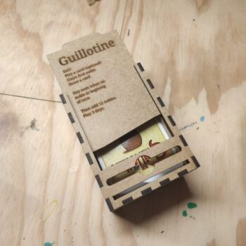 Intra απο ξύλο plywood 3mm-4mm πάχος - Θήκη επιτραπέζιου παιχνιδιού Guillotine Δίασταση 30x30 cm Intraeaxys-67wzlml7 - Image 3