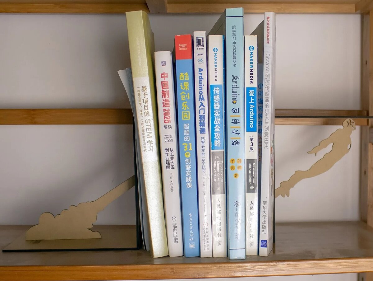 Intra απο ξύλο plywood 3mm-4mm πάχος - Βιβλιοθήκη Iron Man Bookend Δίασταση 30x30 cm Intraeaxys-r7vmw0l7