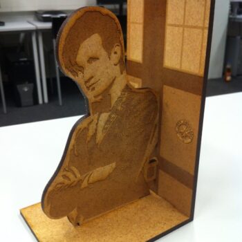 Intra απο ξύλο plywood 3mm-4mm πάχος - The Eleventh Doctor Bookend MDF 5mm Δίασταση 30x30 cm Intraeaxys-51rrv0r1 - Image 3