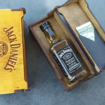 Intra απο ξύλο plywood 3mm-4mm πάχος - Ξύλινο κουτί δώρου Jack Daniels Δίασταση 30x30 cm Intraeaxys-r7vmxdl7 - Image 1