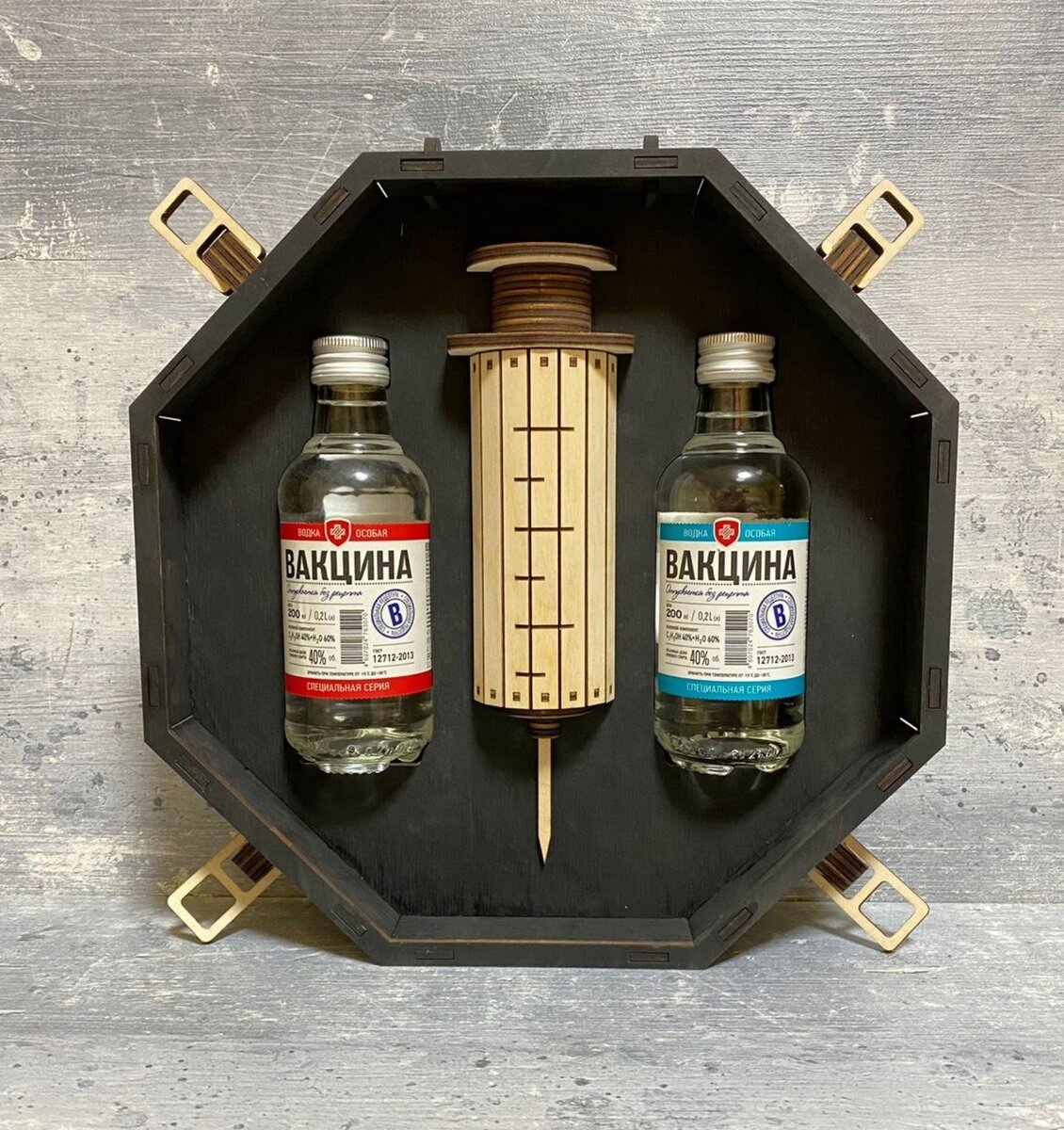 Intra απο ξύλο plywood 3mm-4mm πάχος - Σετ δώρου βότκας Umbrella Corporation Resident Evil Biohazard Δίασταση 30x30 cm Intraeaxys-yon0lny7