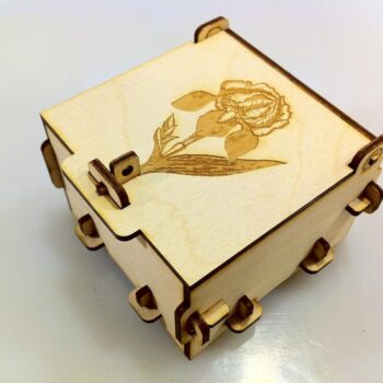 Intra απο ξύλο plywood 3mm-4mm πάχος - Πρότυπο κόντρα πλακέ 3 χιλιοστών με καρφιτσωμένο κουτί με χαραγμένο λουλούδι Δίασταση 30x30 cm Intraeaxys-lopqdj57 - Image 1