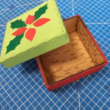 Intra απο ξύλο plywood 3mm-4mm πάχος - Χριστουγεννιάτικο κουτί διακοπών Δίασταση 30x30 cm Intraeaxys-zo98ywe1 - Image 1