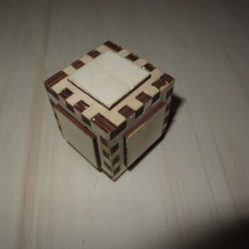 Intra απο ξύλο plywood 3mm-4mm πάχος - Κουτί παζλ Cubey 2 Δίασταση 30x30 cm Intraeaxys-eo205547 - Image 1