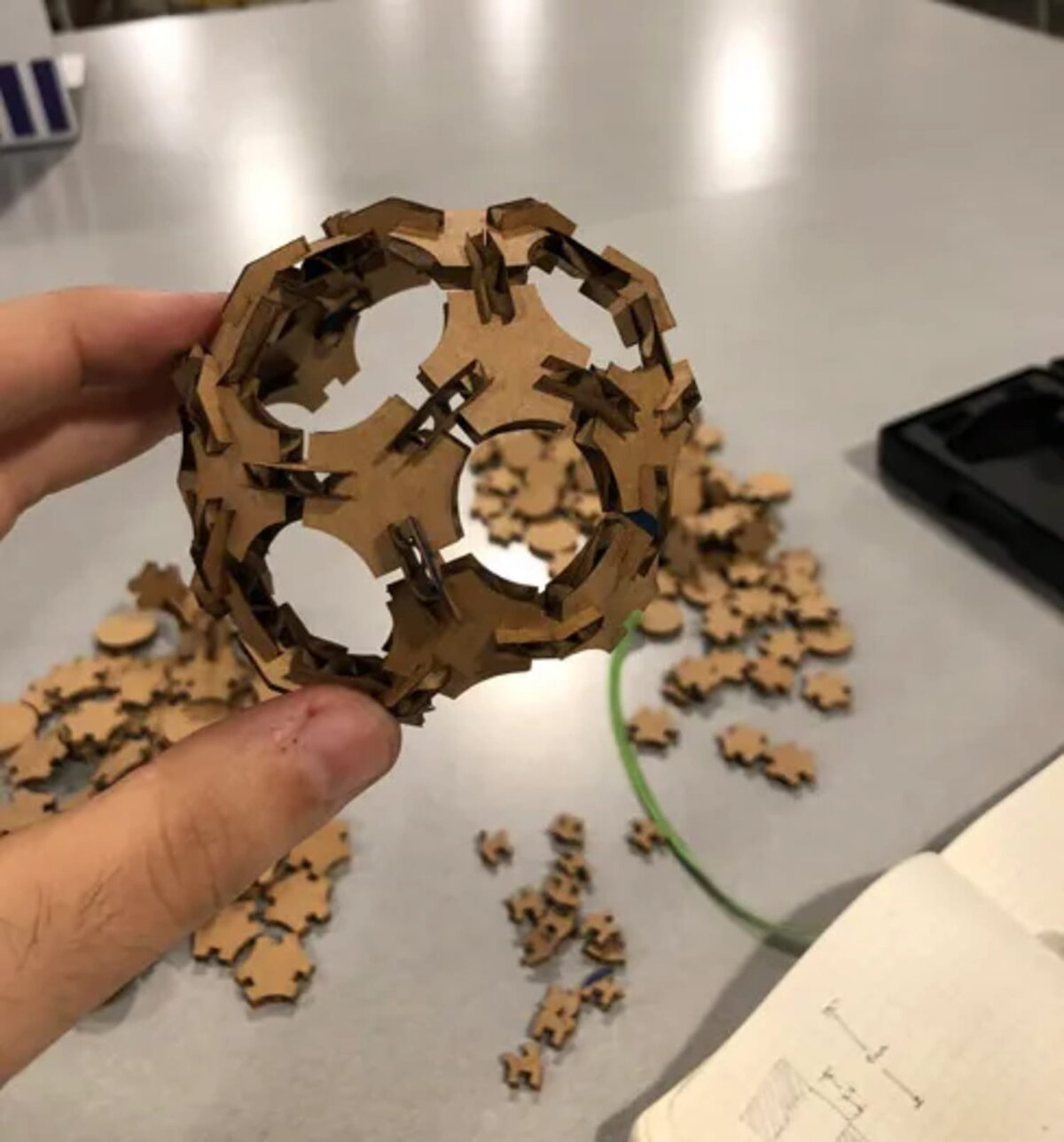 Intra απο ξύλο plywood 3mm-4mm πάχος - Press Fit Construction Kit Δίασταση 30x30 cm Intraeaxys-pok3qr37