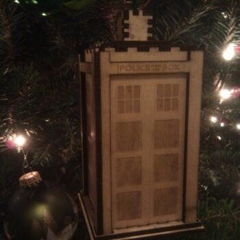 Intra απο ξύλο plywood 3mm-4mm πάχος - Χριστουγεννιάτικο στολίδι Tardis Δίασταση 10x10 cm Intraeaxys-d1lvy3xo - Image 1