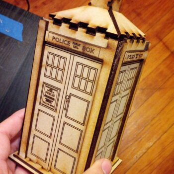 Intra απο ξύλο plywood 3mm-4mm πάχος - Ξύλινο Αστυνομικό Κουτί Tardis Toy Δίασταση 30x30 cm Intraeaxys-r1z2grm1 - Image 1