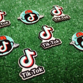 Intra απο ξύλο plywood 3mm-4mm πάχος - Εικονίδια Tik Tok με χαραγμένα με λέιζερ ξύλινα μαγνήτες Δίασταση 30x30 cm Intraeaxys-qommklko - Image 1