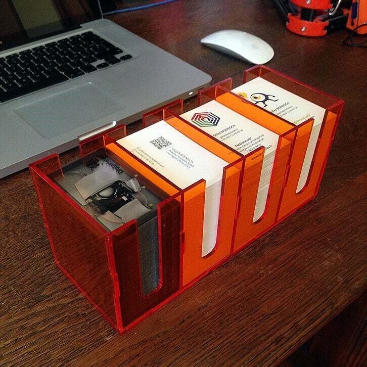 Intra απο ξύλο plywood 3mm-4mm πάχος - Επιτραπέζιο κάτοχος επαγγελματικής κάρτας Δίασταση 30x30 cm Intraeaxys-eo4q9087