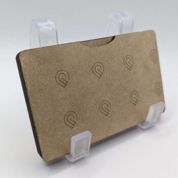 Intra απο ξύλο plywood 3mm-4mm πάχος - Μαγνητική θήκη επαγγελματικής κάρτας τσέπης Δίασταση 30x30 cm Intraeaxys-qommvyko - Image 1