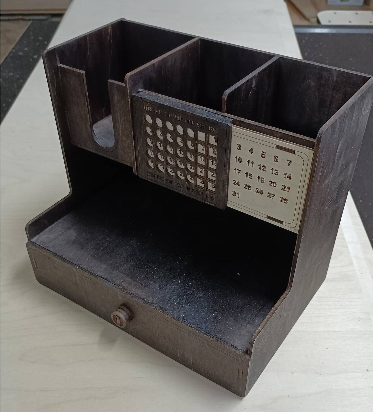 Intra απο ξύλο plywood 3mm-4mm πάχος - Οργανωτής αποθήκευσης γραφείου με ημερολόγιο Δίασταση 30x30 cm Intraeaxys-91jd3l81