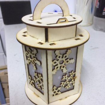 Intra απο ξύλο plywood 3mm-4mm πάχος - Διακοσμητικό φανάρι με νιφάδες χιονιού Δίασταση 30x30 cm Intraeaxys-r7vd5el7 - Image 1