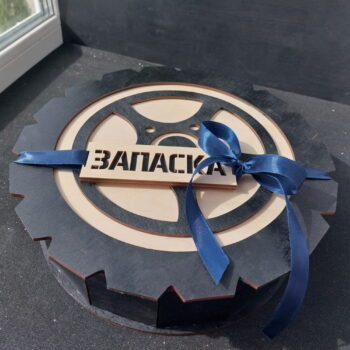 Intra απο ξύλο plywood 3mm-4mm πάχος - Κουτί δώρου σε σχήμα ελαστικού Δίασταση 30x30 cm Intraeaxys-voq2gpdo - Image 1