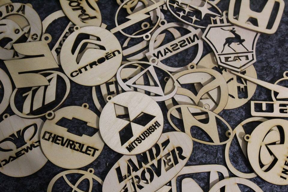 Intra απο ξύλο plywood 3mm-4mm πάχος - Διάνυσμα μπρελόκ με λογότυπο Mitsubishi Δίασταση 5x5 cm Intraeaxys-e1gmvv1l