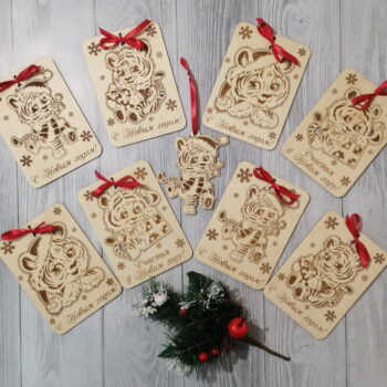 Intra απο ξύλο plywood 3mm-4mm πάχος - Ευχετήρια κάρτα Πρωτοχρονιάς με το χαριτωμένο Tiger Cub Δίασταση 30x30 cm Intraeaxys-r1z246n1 - Image 1