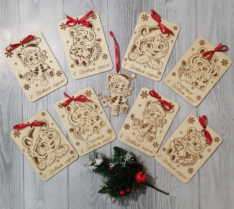 Intra απο ξύλο plywood 3mm-4mm πάχος - Ευχετήρια κάρτα Πρωτοχρονιάς με το χαριτωμένο Tiger Cub Δίασταση 30x30 cm Intraeaxys-r1z246n1