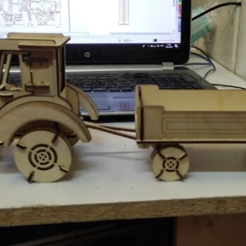 Intra απο ξύλο plywood 3mm-4mm πάχος - τρακτέρ με καλάθι τρισδιάστατο παζλ Δίασταση 30x30 cm Intraeaxys-e1gkv4vo - Image 1