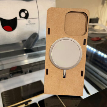 Intra απο ξύλο plywood 3mm-4mm πάχος - iPhone 13 Pro Magsafe Stand Δίασταση 30x30 cm Intraeaxys-eo4q63d7 - Image 1